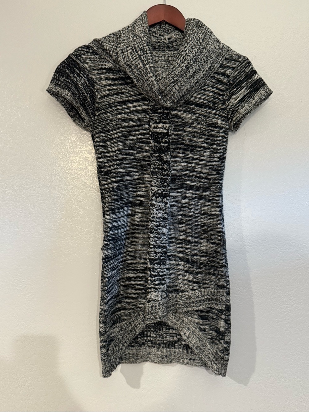 Cozy Shawl-Collar Short-Sleeve Knit Top in Black and Gray